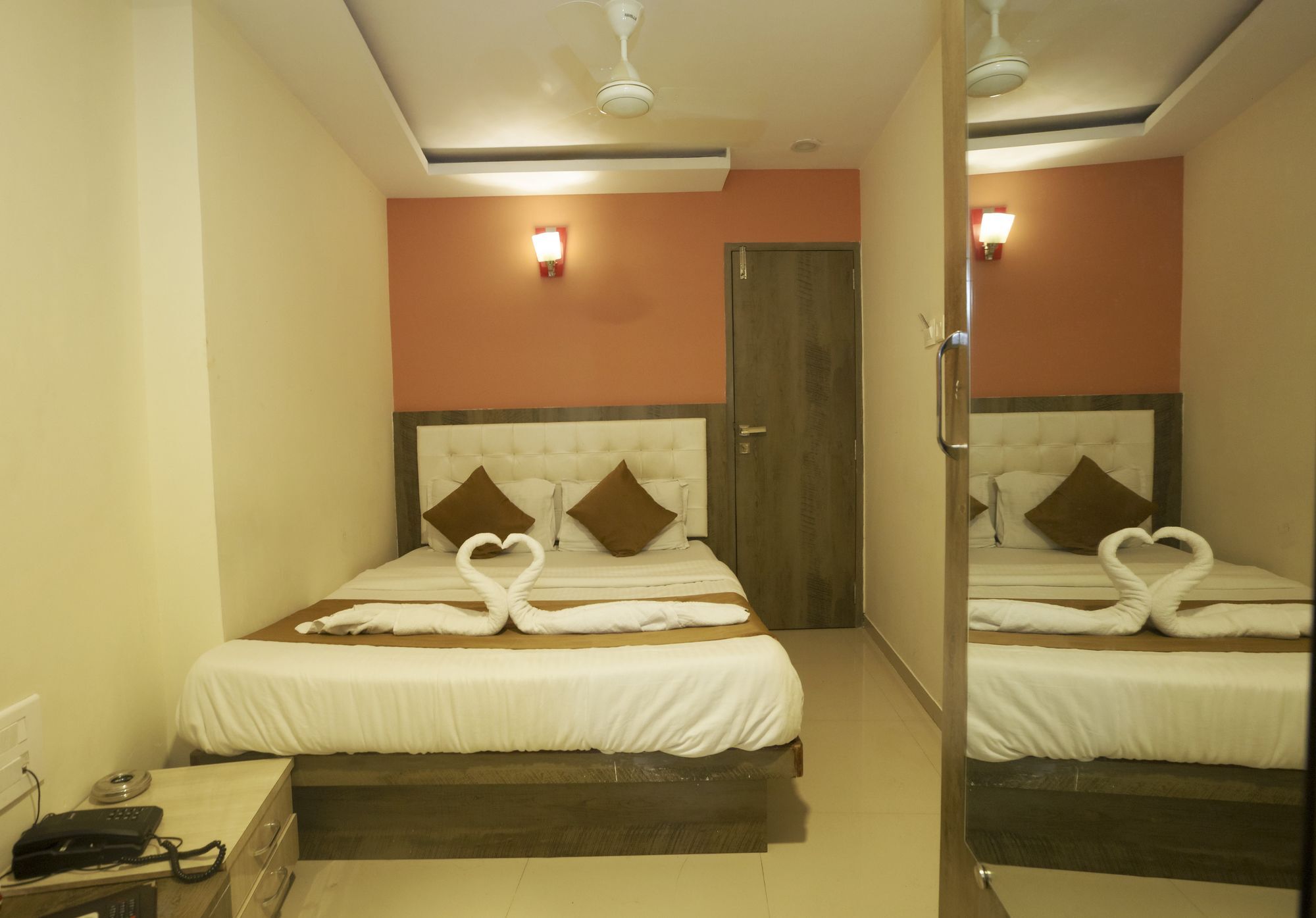Hotel Grace Inn Мумбаи Экстерьер фото